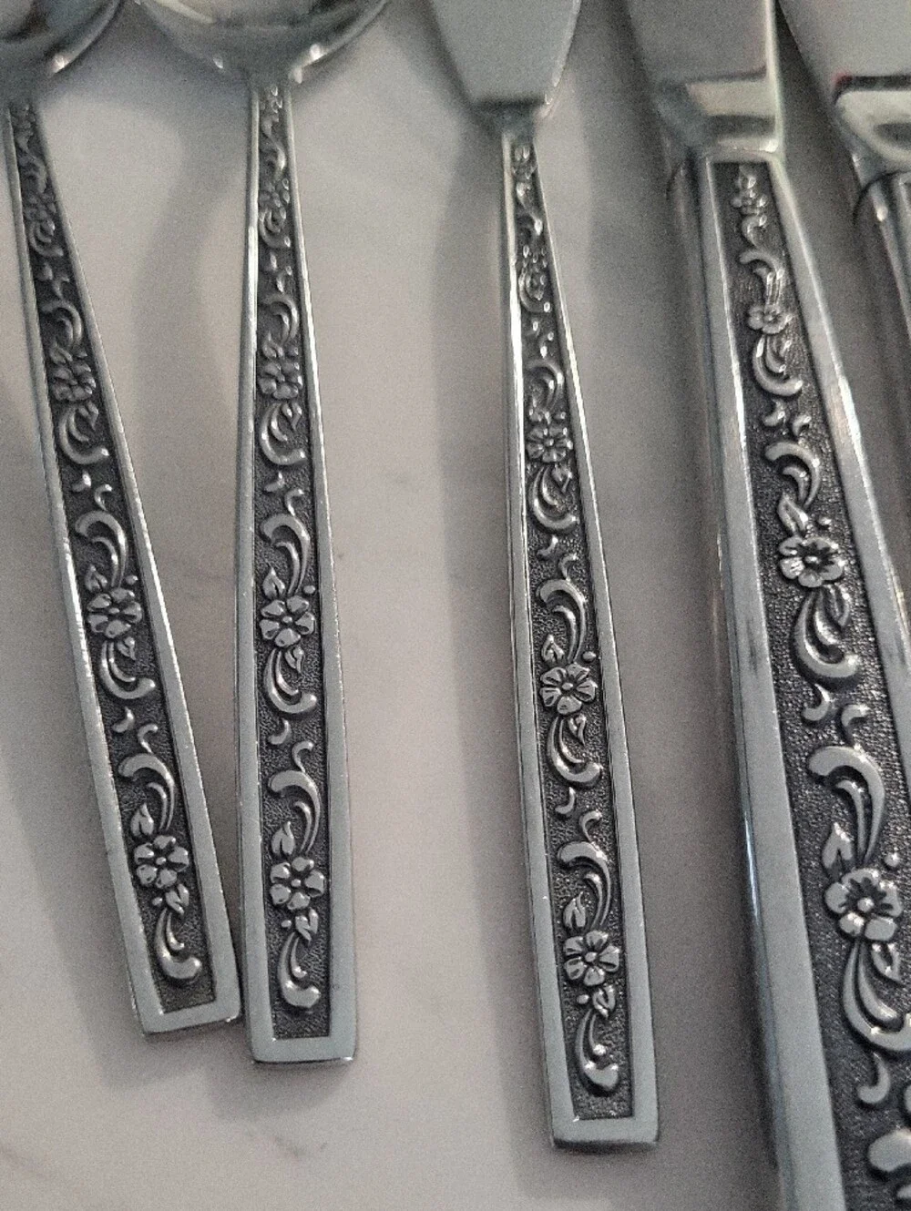 MiracleMaid Stainless Flatware 2 Teaspoons, 1 Serving Knife, 4 Butterknives
